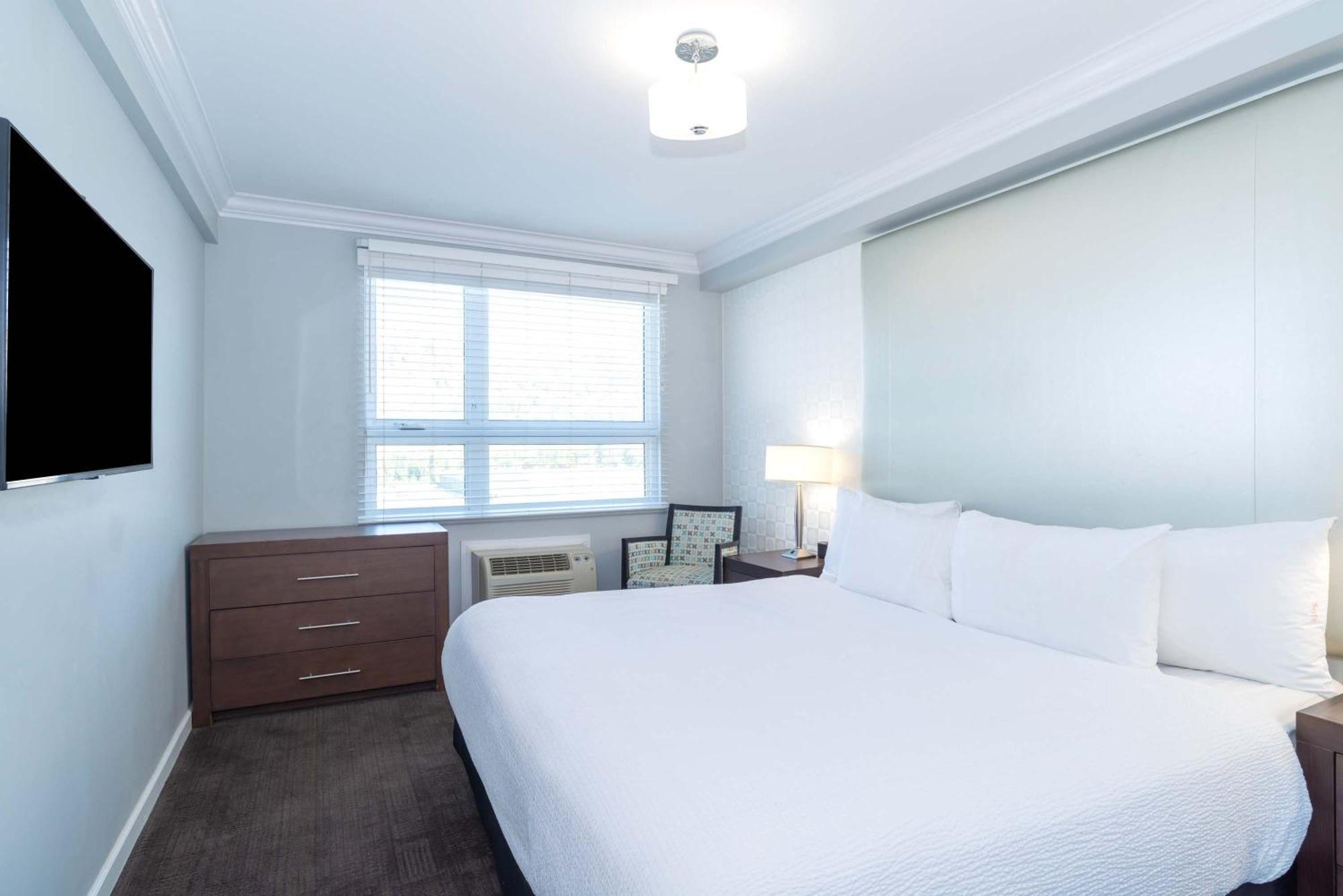 Sandman Hotel & Suites Kelowna Exterior foto